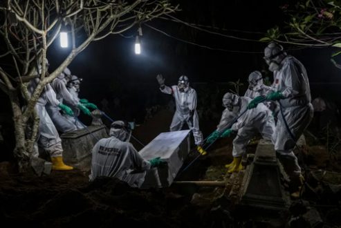 دفن شبانه فوتی های کرونا در اندونزی/عکس