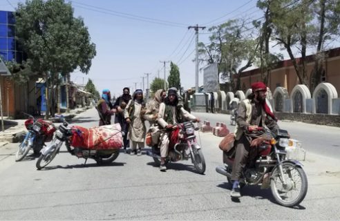 گشت زنی نیروهای طالبان پس از تصرف غزنی/ عکس