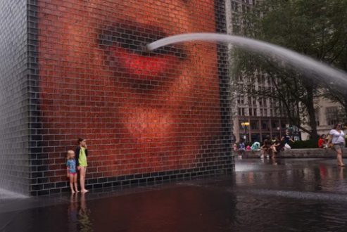فواره دیواری در گرمای شیکاگو آمریکا/ عکس