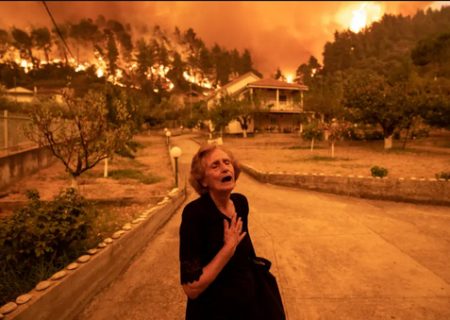 فرار بانوی سالخورده از آتش سوزی جنگلی یونان/ عکس