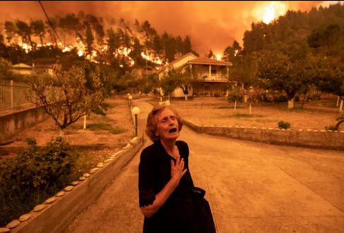 فرار بانوی سالخورده از آتش سوزی جنگلی یونان/ عکس