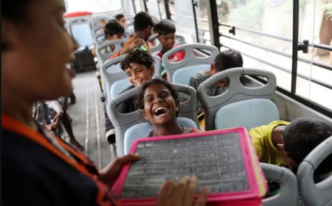 مدارس اتوبوسی برای کودکان زاغه نشین در هند/عکس