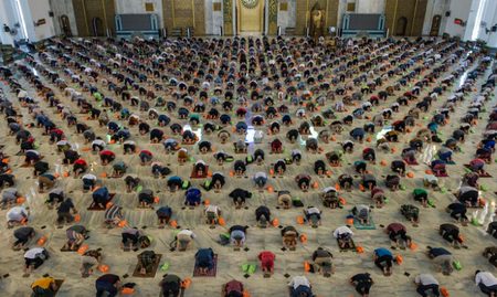 نماز جمعه در کشوری که بیشترین مرگ کرونایی دارد/ عکس