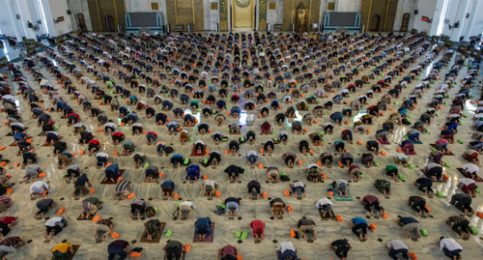 نماز جمعه در کشوری که بیشترین مرگ کرونایی دارد/ عکس