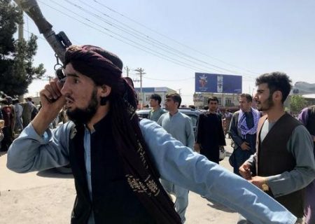نیروی طالبان “آر پی جی” به دست اطراف فرودگاه کابل/ عکس