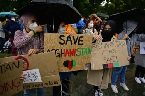 تظاهرات در حمایت از پناهجویان افغان مقابل دفتر آنگلا مرکل/ عکس