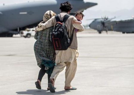 خروج زن و شوهر افغان با هواپیماهای ترابری نظامی از کابل/ عکس