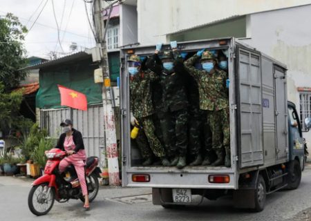 ارتش ویتنام در حال توزیع غذا در قرنطینه کرونا /عکس