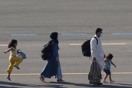 ورود خانواده پناهجوی افغان به بلژیک/ عکس