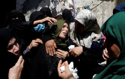 بی تابی مادر نوجوان شهید فلسطینی /عکس