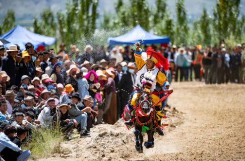 مسابقه اسب سواری در تبت/ عکس