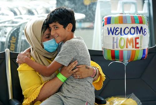 مادر و پسر پناهجوی افغان در آمریکا/ عکس