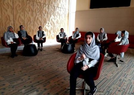 دختران پناهجوی افغان در حال مصاحبه در دوحه/ عکس