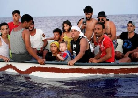 ۱۸پناهجوی سرگردان روی یک قایق چوبی در دریای مدیترانه/ عکس