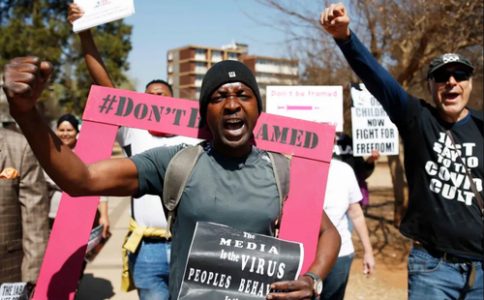 تظاهرات علیه واکسیناسیون کرونا در آفریقای جنوبی/ عکس