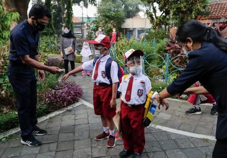 کنترل پزشکی دانش آموزان بدو ورود به مدرسه در اندونزی/ عکس