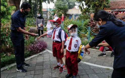 کنترل پزشکی دانش آموزان بدو ورود به مدرسه در اندونزی/ عکس