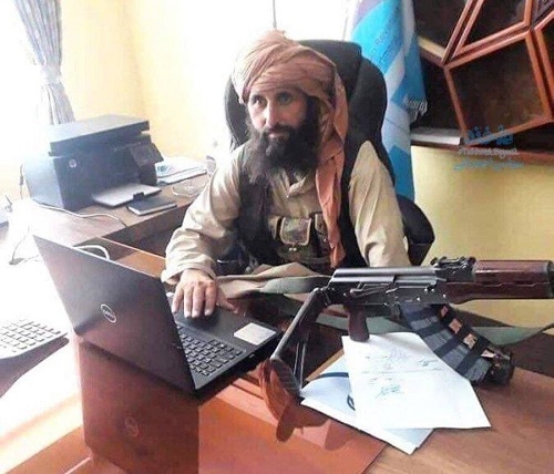 میز کار عجیب رئیس بانک مرکزی طالبان/ عکس