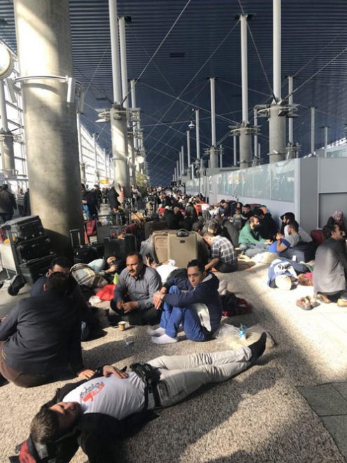 سرگردانی زائران اربعین در فرودگاه بدون عذرخواهی و جبران خسارت /عکس