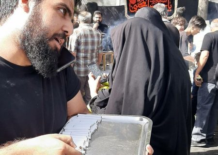 نذری سیگار در راهپیمایی اربعین تهران/ عکس