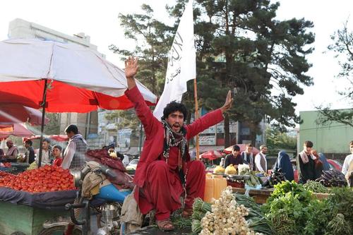 نصب پرچم طالبان در بازار صیفی جات کابل/ عکس