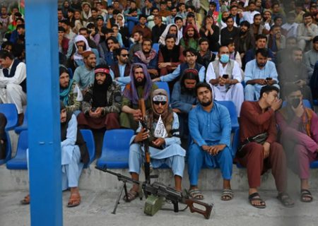 نیروهای طالبان در حال تماشای مسابقه کریکت/ عکس