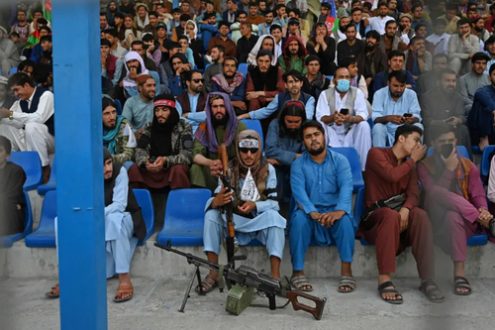 نیروهای طالبان در حال تماشای مسابقه کریکت/ عکس