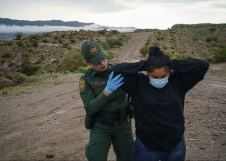 دستگیری زن پناهجو توسط مامور گارد مرزی آمریکا /عکس