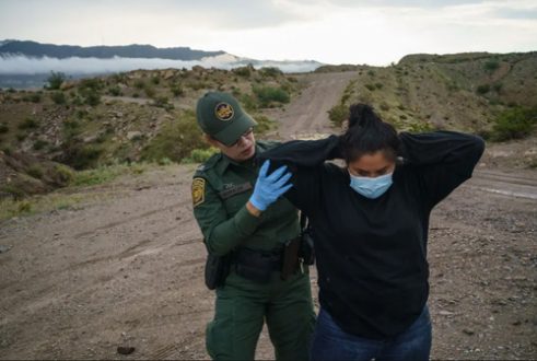 دستگیری زن پناهجو توسط مامور گارد مرزی آمریکا /عکس