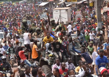 شادمانی مردم گینه پس از کودتای ارتش / عکس