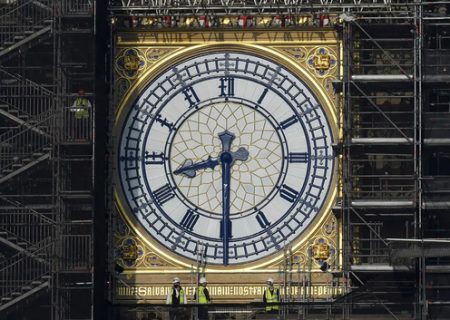 کارگران در حال بازسازی ساعت “بیگ بن” لندن/ عکس