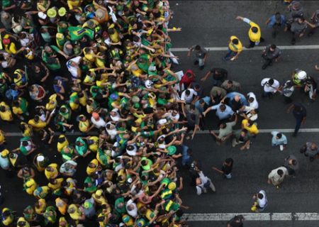 رییس جمهوری برزیل در جمع حامیانش/ عکس