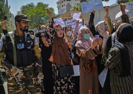تظاهرات زنان افغانستانی مقابل سفارت پاکستان در کابل /عکس