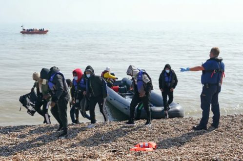 ورود پناهجویان با قایق به ساحل انگلیس/ عکس