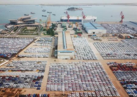 خودروهای صادراتی چینی در انتظار بارگیری در کشتی/ عکس
