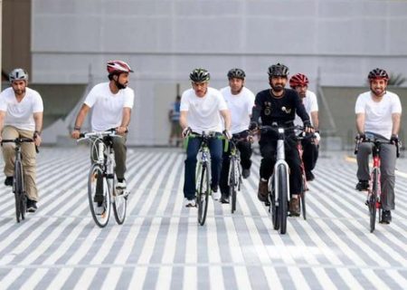 نخست وزیر امارات و حاکم دوبی با دوچرخه در نمایشگاه اکسپو ۲۰۲۰ / عکس