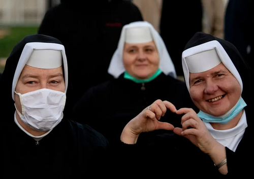 عشقولانه راهبه های کاتولیک برای پاپ / عکس