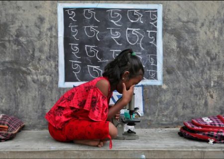 کلاس دانش آموز هندی در فضای باز/ عکس