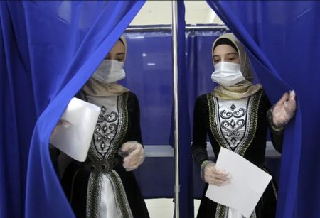 شرکت دختران محجبه در انتخابات روسیه/ عکس