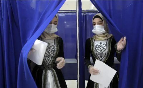 شرکت دختران محجبه در انتخابات روسیه/ عکس