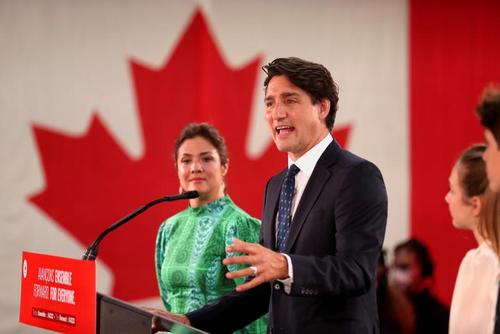 نخست وزیر کانادا و همسرش در پی پیروزی در انتخابات/ عکس