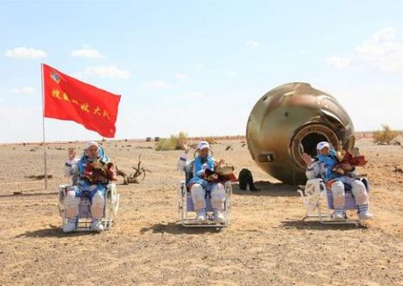 بازگشت ۳ فضانورد چینی با کپسول به زمین/ عکس