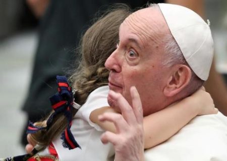 دختری در آغوش پاپ / عکس