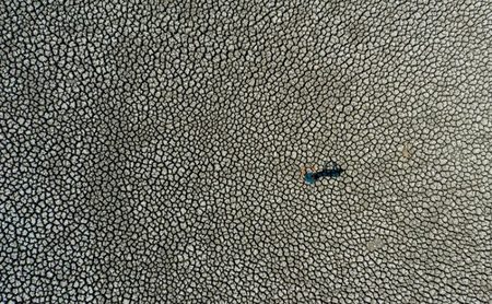 نمایی هوایی از دریاچه خشک شده سد ” دِوِ گچیدی” / عکس