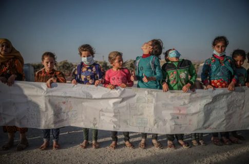 نقاشی ۳۰۰ کودک آواره جنگ سوریه روی کاغذ ۷۵ متری/ عکس