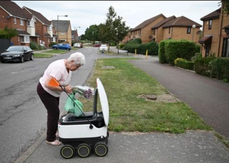 تحویل گرفتن خرید سوپر مارکتی از روبات پیک در انگلیس/ عکس
