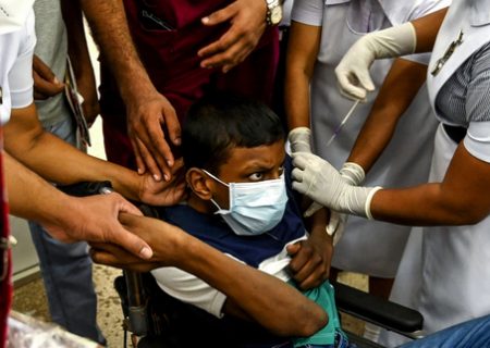 تصویر جالب از واکسیناسیون نوجوانان در شهر کلمبو/ عکس