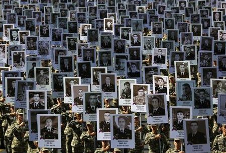 رژه نظامی با تصاویر سربازان کشته شده آذربایجان /عکس