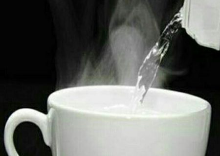 نوشیدن آب گرم ناشتا معجزه می‌کند