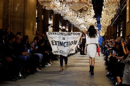 فعالان محیط زیست ، هفته مد پاریس را به هم زدند/ عکس